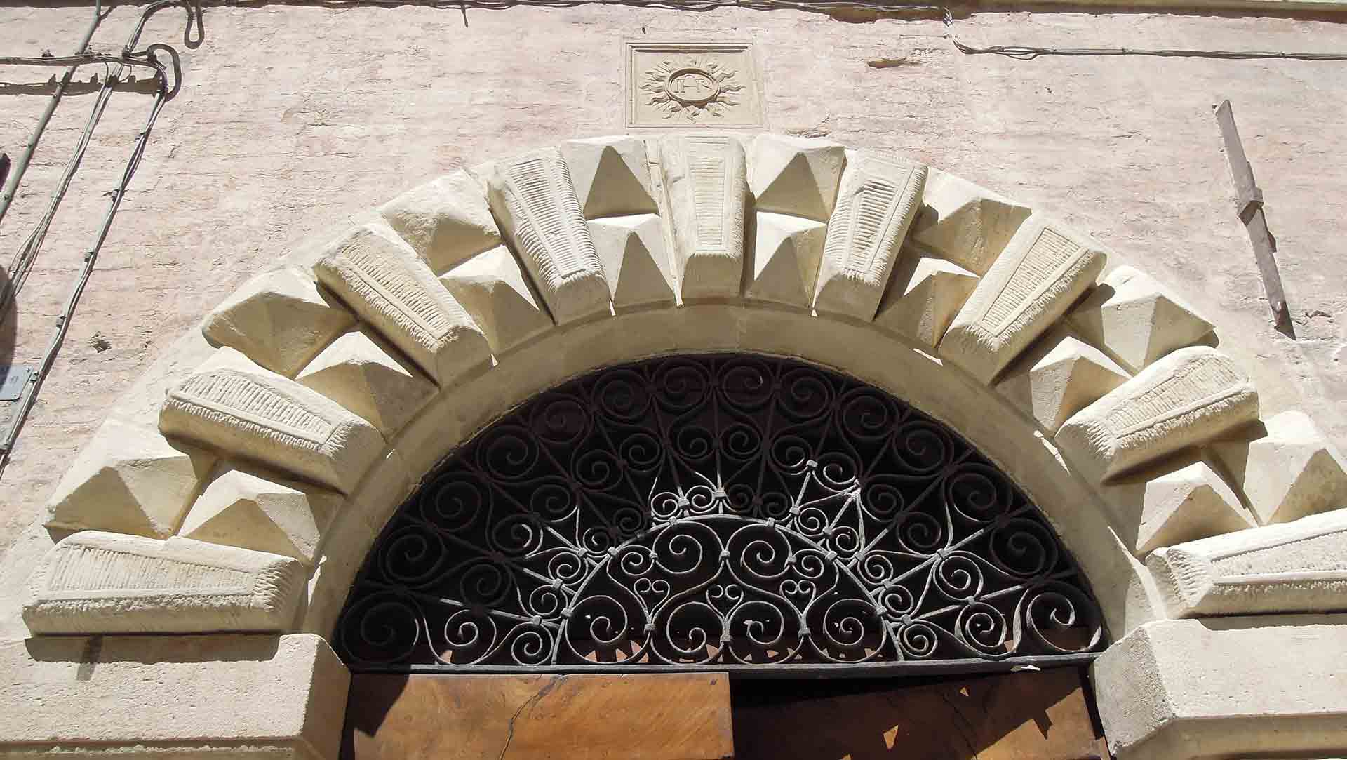 Cornici in pietra e portale di palazzo storico – XVI secolo